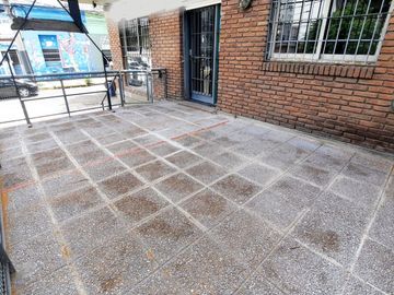 Oficina céntrica de dos ambientes con terraza