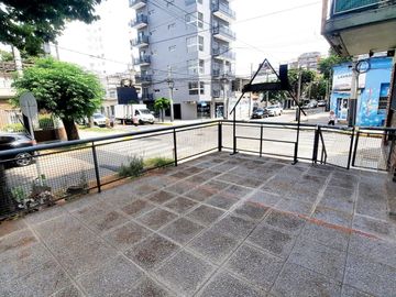 Oficina céntrica de dos ambientes con terraza