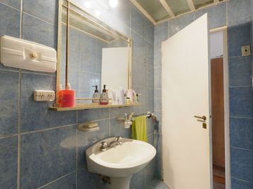 VENTA CASA 5 AMBIENTES BOEDO CON PATIO Y COCHERA