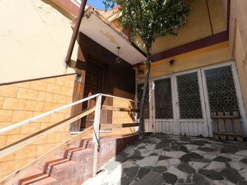VENTA CASA 5 AMBIENTES BOEDO CON PATIO Y COCHERA