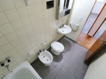 VENTA DPTO 4 DORMITORIOS COCHERA BALCON EN FLORES