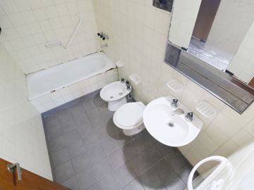 VENTA DPTO 4 DORMITORIOS COCHERA BALCON EN FLORES