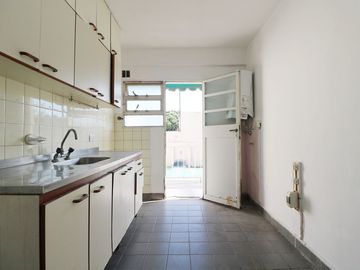 VENTA DPTO 4 DORMITORIOS COCHERA BALCON EN FLORES