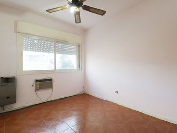VENTA DPTO 4 DORMITORIOS COCHERA BALCON EN FLORES