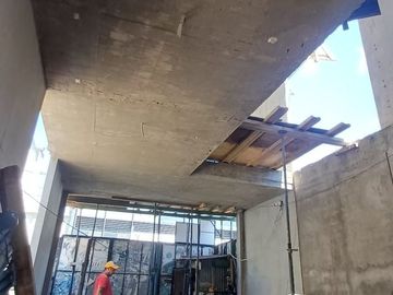 VENTA LOCAL COMERCIAL - A ESTRENAR - ZONA CENTRO