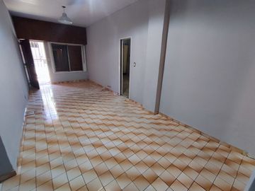 Casa con Local + Terraza en Zona Comercial Tesei