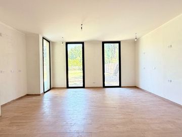 CASA EN VENTA LA REJA 4 HABITACIONES PILETA