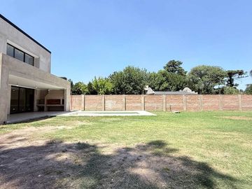 CASA EN VENTA LA REJA 4 HABITACIONES PILETA