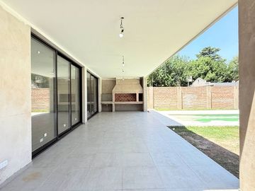 CASA EN VENTA LA REJA 4 HABITACIONES PILETA