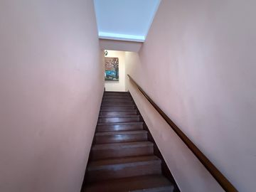 Casa en 1er piso con cochera y dos locales comerciales en PB - Vivir con Renta