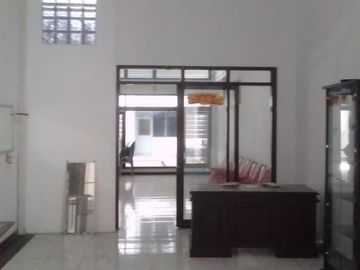 Rumah usahaRuko di tengah kota Surabaya