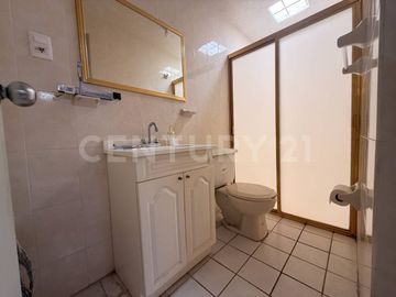 Casa en venta para familia multigeneracional en Lomas de Circuvanlación, Col.