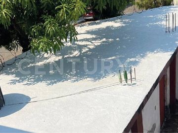 Casa en venta para familia multigeneracional en Lomas de Circuvanlación, Col.