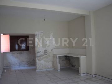 Casa en venta para familia multigeneracional en Lomas de Circuvanlación, Col.