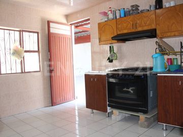 Casa en venta para familia multigeneracional en Lomas de Circuvanlación, Col.