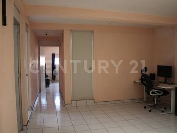 Casa en venta para familia multigeneracional en Lomas de Circuvanlación, Col.