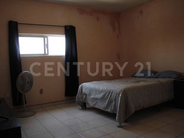 Casa en venta para familia multigeneracional en Lomas de Circuvanlación, Col.