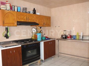Casa en venta para familia multigeneracional en Lomas de Circuvanlación, Col.