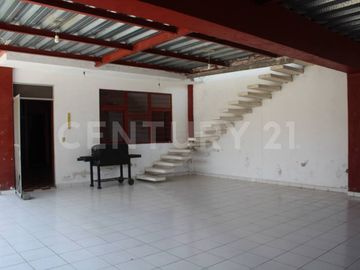 Casa en venta para familia multigeneracional en Lomas de Circuvanlación, Col.