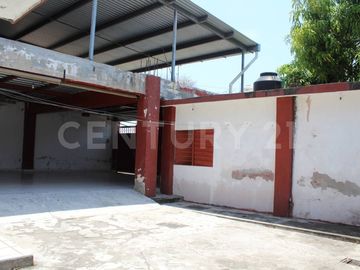 Casa en venta para familia multigeneracional en Lomas de Circuvanlación, Col.