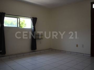 Casa en venta para familia multigeneracional en Lomas de Circuvanlación, Col.