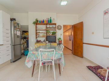 Casa 5 ambientes. Cochera. Patio. Villa Urquiza