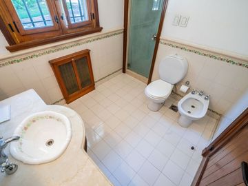 Casa 6 ambientes en venta en Escobar con pileta