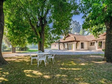 Casa 6 ambientes en venta en Escobar con pileta