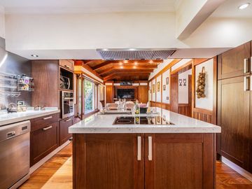 Casa 6 ambientes en venta en Escobar con pileta