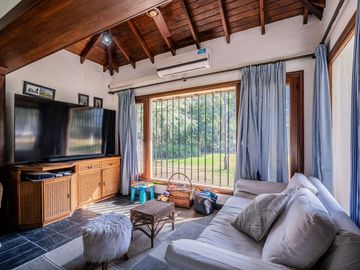Casa 6 ambientes en venta en Escobar con pileta