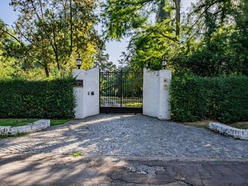 Casa 6 ambientes en venta en Escobar con pileta