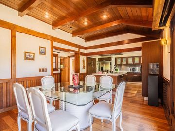 Casa 6 ambientes en venta en Escobar con pileta