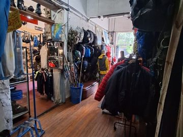 Local comercial con 2 loft y 1 dpto, en avenida.