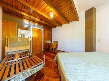 CASA EN VENTA 4/5 DORMITORIOS.JARDÍN.QUINCHO.GARAG