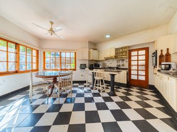 CASA EN VENTA 4/5 DORMITORIOS.JARDÍN.QUINCHO.GARAG