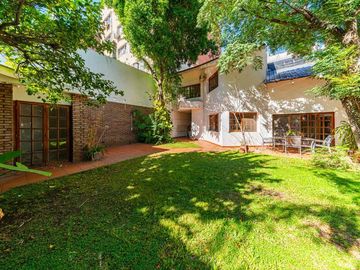CASA EN VENTA 4/5 DORMITORIOS.JARDÍN.QUINCHO.GARAG