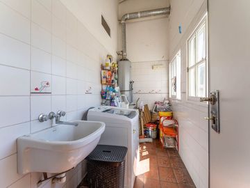 Venta Casa de 7 amb. con doble cochera y patio