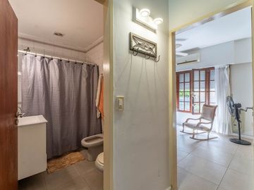 Venta Casa de 7 amb. con doble cochera y patio