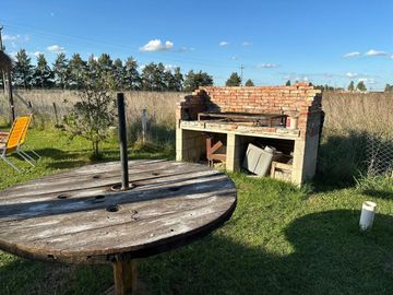 VENTA CASA 2 AMBIENTES C/ PARQUE Y PILETA EN MONTE