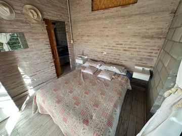 VENTA CASA 2 AMBIENTES C/ PARQUE Y PILETA EN MONTE