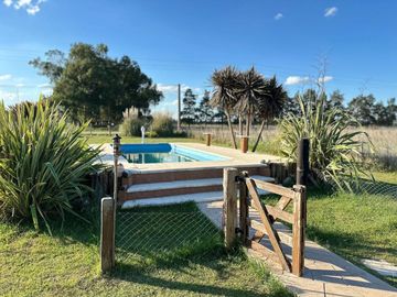 VENTA CASA 2 AMBIENTES C/ PARQUE Y PILETA EN MONTE