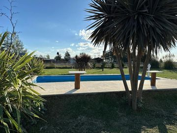 VENTA CASA 2 AMBIENTES C/ PARQUE Y PILETA EN MONTE