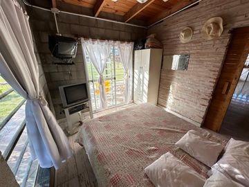 VENTA CASA 2 AMBIENTES C/ PARQUE Y PILETA EN MONTE