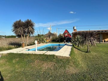 VENTA CASA 2 AMBIENTES C/ PARQUE Y PILETA EN MONTE