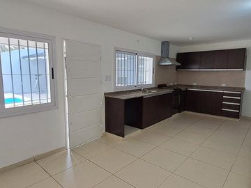 VENTA CASA 4 AMBIENTES PILETA COCHERA PADUA CENTRO