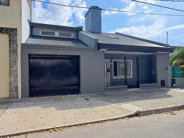 VENTA CASA 4 AMBIENTES PILETA COCHERA PADUA CENTRO