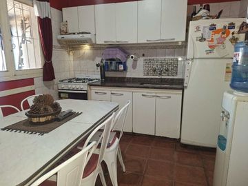 VENTA CASA 5 AMBIENTES COCHERA JARDIN MERLO
