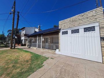 VENTA CASA 5 AMBIENTES COCHERA JARDIN MERLO