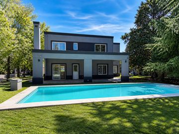 CASA EN VENTA A ESTRENAR CON PILETA BOCA RATON