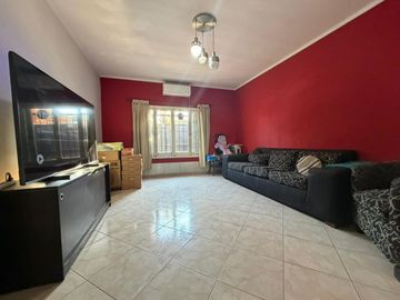 VENTA CASA+DPTO+PILETA CALLE SAN MARTIN LAS HERAS